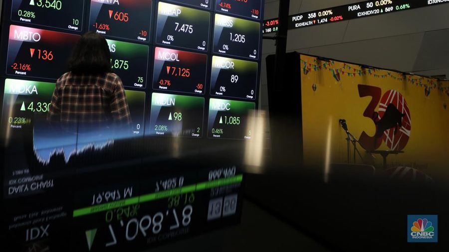 Karyawan beraktivitas di dekat layar pergerakan Indeks Harga Saham Gabungan (IHSG) di Bursa Efek Indonesia (BEI), Jakarta, Rabu (23/11/2022). IHSG ditutup menguat 0,33 persen atau 23,53 poin ke 7.054,12 pada akhir perdagangan, sebanyak 249 saham menguat, 255 saham melemah, dan 199 saham stagnan. (վ/Andrean Kristianto)
