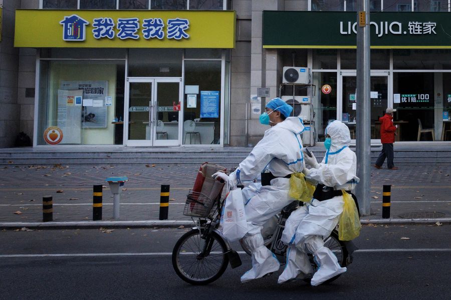 Kenaikan kasus possitif covid-19 di Beijing, China. (REUTERS/THOMAS PETER)