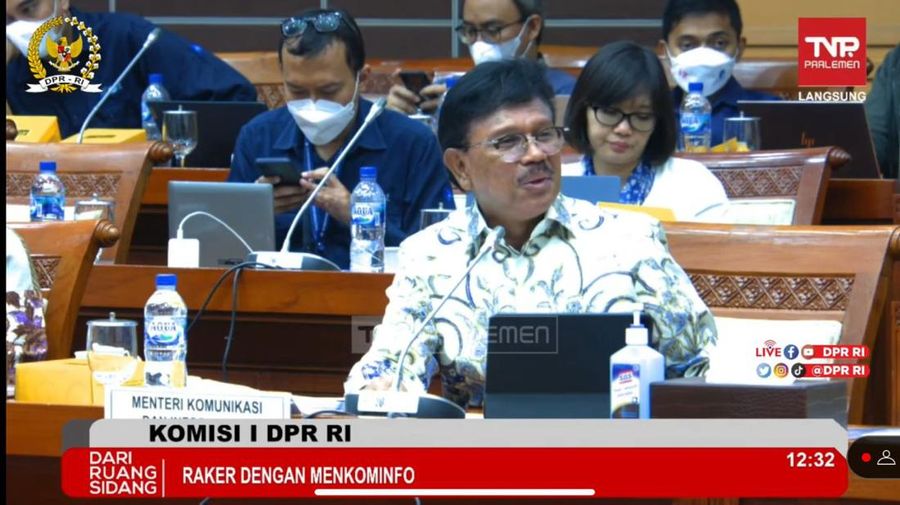 Menteri Kominfo Johnny Plate dalam Raker dengan Komisi I DPR (Screenshot Youtube Komisi I DPR)