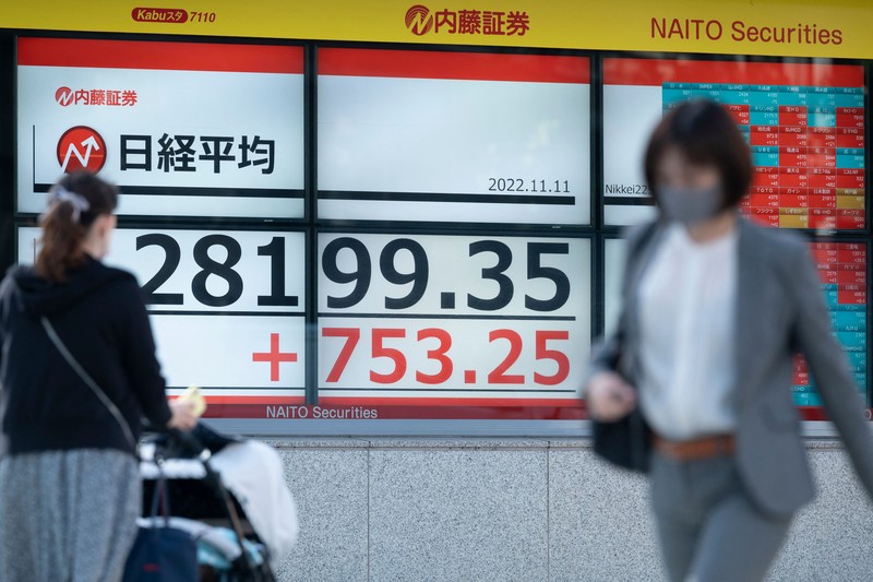Perdana Menteri Jepang Fumio Kishida berbicara pada konferensi pers di kediaman resminya di Tokyo pada 28 Oktober 2022, untuk mengumumkan paket stimulus ekonomi baru. Jepang akan menghabiskan 260 miliar USD pada paket stimulus untuk melindungi ekonomi dari dampak inflasi dan melemahnya yen. (POOL/AFP via Getty Images/YOSHIKAZU TSUNO) Perdana Menteri Jepang Fumio Kishida berbicara pada konferensi pers di kediaman resminya di Tokyo pada 28 Oktober 2022, untuk mengumumkan paket stimulus ekonomi baru. Jepang akan menghabiskan 260 miliar USD pada paket stimulus untuk melindungi ekonomi dari dampak inflasi dan melemahnya yen. (POOL/AFP via Getty Images/YOSHIKAZU TSUNO)