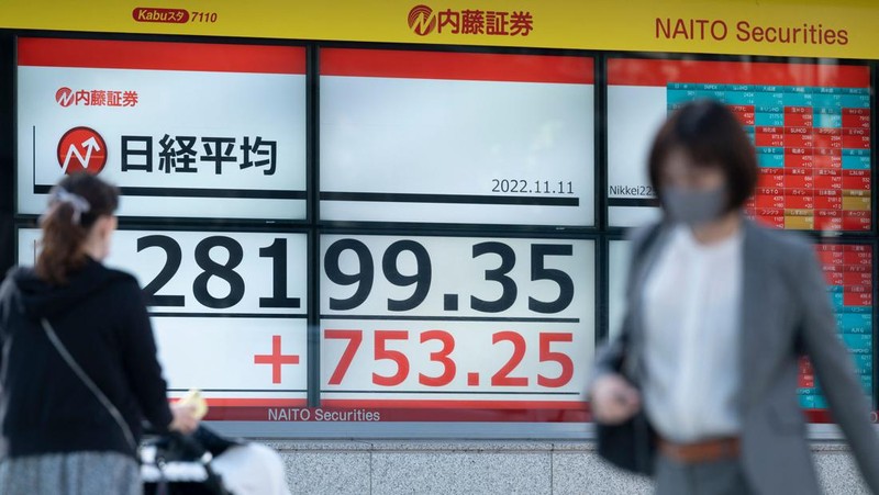 Perdana Menteri Jepang Fumio Kishida berbicara pada konferensi pers di kediaman resminya di Tokyo pada 28 Oktober 2022, untuk mengumumkan paket stimulus ekonomi baru. Jepang akan menghabiskan 260 miliar USD pada paket stimulus untuk melindungi ekonomi dari dampak inflasi dan melemahnya yen. (POOL/AFP via Getty Images/YOSHIKAZU TSUNO)