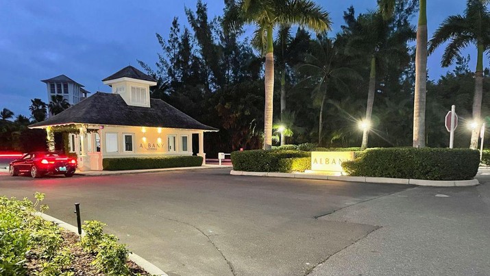 Pemandangan pintu masuk Albany, komunitas yang terjaga keamanannya dan salah satu resor tepi laut paling eksklusif di dunia, di New Providence, Bahama, 18 November 2022. (REUTERS/Koh Gui Qing)