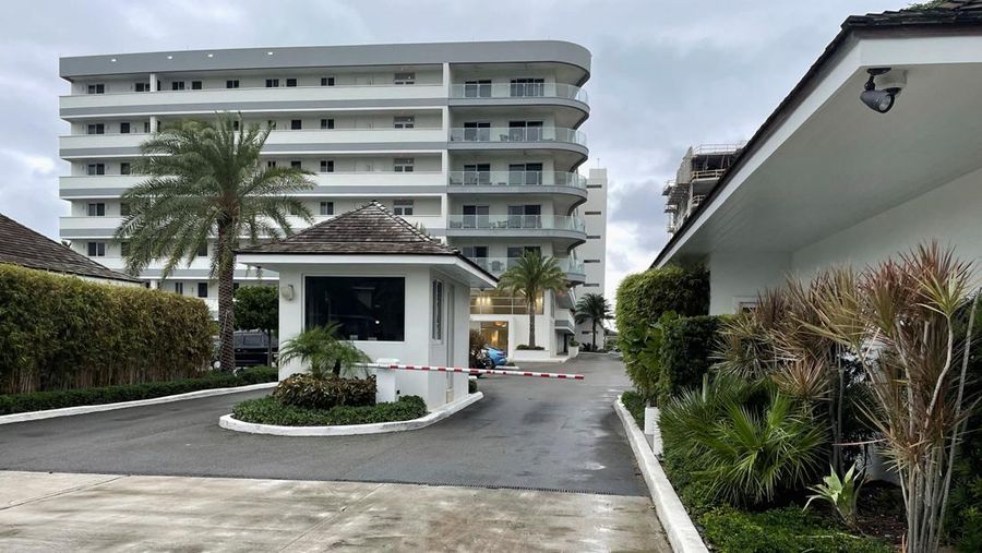 Pemandangan pintu masuk ke kompleks kondominium ONE Cable Beach, tempat tinggal tepi pantai di New Providence, Bahama, 18 November 2022. (REUTERS/Koh Gui Qing REUTER)