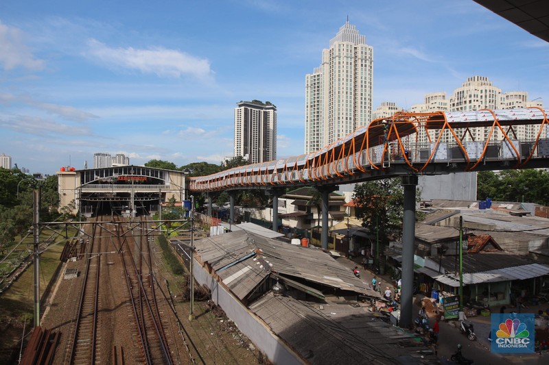 Pengerjaan proyek pembangunan skywalk Kebayoran Lama oleh Pemerintah Provinsi DKI Jakarta sebagai program sistem transportasi yang terintegrasi antara stasiun kereta commuter dengan transjakarta sudah memasuki tahap akhir. Pengerjaan proyek pembangunan skywalk Kebayoran Lama oleh Pemerintah Provinsi DKI Jakarta sebagai program sistem transportasi yang terintegrasi antara stasiun kereta commuter dengan transjakarta sudah memasuki tahap akhir. (CNBC Indonesia/ Muhammad Sabki)