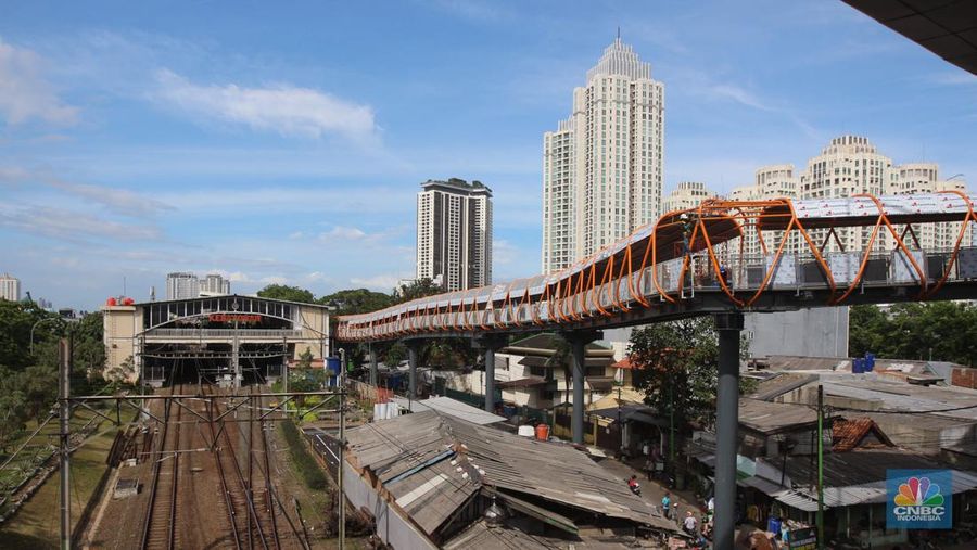 Pengerjaan proyek pembangunan skywalk Kebayoran Lama oleh Pemerintah Provinsi DKI Jakarta sebagai program sistem transportasi yang terintegrasi antara stasiun kereta commuter dengan transjakarta sudah memasuki tahap akhir.  (CNBC Indonesia/ Muhammad Sabki)