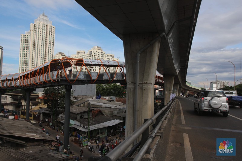 Pengerjaan proyek pembangunan skywalk Kebayoran Lama oleh Pemerintah Provinsi DKI Jakarta sebagai program sistem transportasi yang terintegrasi antara stasiun kereta commuter dengan transjakarta sudah memasuki tahap akhir.  (CNBC Indonesia/ Muhammad Sabki)