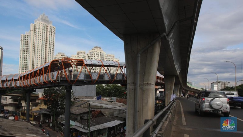 Pengerjaan proyek pembangunan skywalk Kebayoran Lama oleh Pemerintah Provinsi DKI Jakarta sebagai program sistem transportasi yang terintegrasi antara stasiun kereta commuter dengan transjakarta sudah memasuki tahap akhir.  (CNBC Indonesia/ Muhammad Sabki)