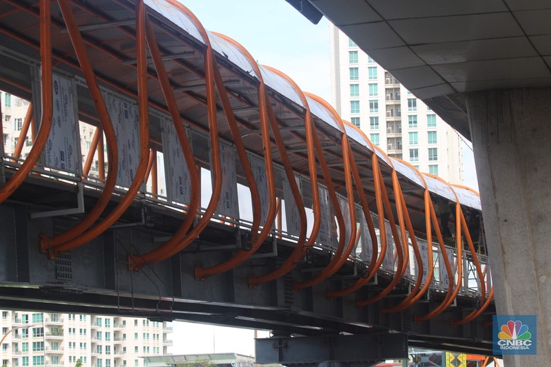 Pengerjaan proyek pembangunan skywalk Kebayoran Lama oleh Pemerintah Provinsi DKI Jakarta sebagai program sistem transportasi yang terintegrasi antara stasiun kereta commuter dengan transjakarta sudah memasuki tahap akhir. Pengerjaan proyek pembangunan skywalk Kebayoran Lama oleh Pemerintah Provinsi DKI Jakarta sebagai program sistem transportasi yang terintegrasi antara stasiun kereta commuter dengan transjakarta sudah memasuki tahap akhir. (CNBC Indonesia/ Muhammad Sabki)
