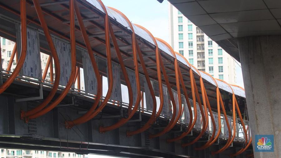 Pengerjaan proyek pembangunan skywalk Kebayoran Lama oleh Pemerintah Provinsi DKI Jakarta sebagai program sistem transportasi yang terintegrasi antara stasiun kereta commuter dengan transjakarta sudah memasuki tahap akhir.  (CNBC Indonesia/ Muhammad Sabki)