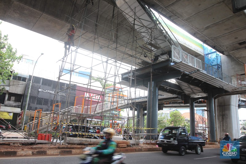 Pengerjaan proyek pembangunan skywalk Kebayoran Lama oleh Pemerintah Provinsi DKI Jakarta sebagai program sistem transportasi yang terintegrasi antara stasiun kereta commuter dengan transjakarta sudah memasuki tahap akhir. Pengerjaan proyek pembangunan skywalk Kebayoran Lama oleh Pemerintah Provinsi DKI Jakarta sebagai program sistem transportasi yang terintegrasi antara stasiun kereta commuter dengan transjakarta sudah memasuki tahap akhir. (CNBC Indonesia/ Muhammad Sabki)