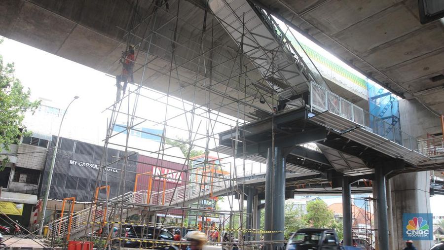 Pengerjaan proyek pembangunan skywalk Kebayoran Lama oleh Pemerintah Provinsi DKI Jakarta sebagai program sistem transportasi yang terintegrasi antara stasiun kereta commuter dengan transjakarta sudah memasuki tahap akhir.  (CNBC Indonesia/ Muhammad Sabki)