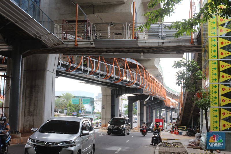Pengerjaan proyek pembangunan skywalk Kebayoran Lama oleh Pemerintah Provinsi DKI Jakarta sebagai program sistem transportasi yang terintegrasi antara stasiun kereta commuter dengan transjakarta sudah memasuki tahap akhir.  (CNBC Indonesia/ Muhammad Sabki)
