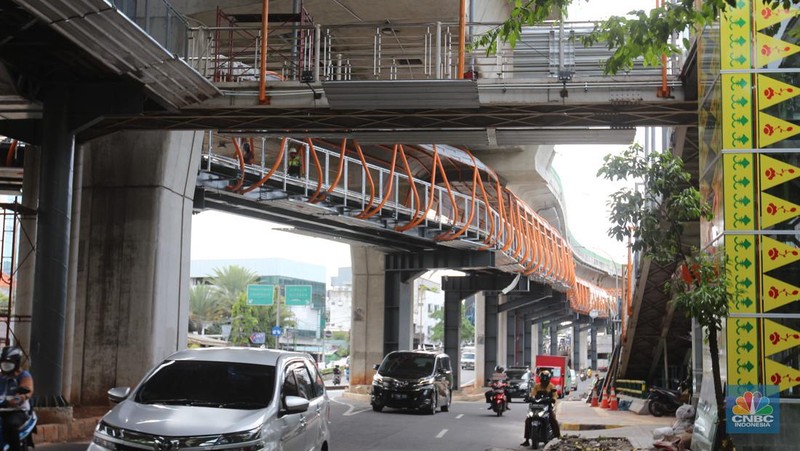 Pengerjaan proyek pembangunan skywalk Kebayoran Lama oleh Pemerintah Provinsi DKI Jakarta sebagai program sistem transportasi yang terintegrasi antara stasiun kereta commuter dengan transjakarta sudah memasuki tahap akhir.  (CNBC Indonesia/ Muhammad Sabki)