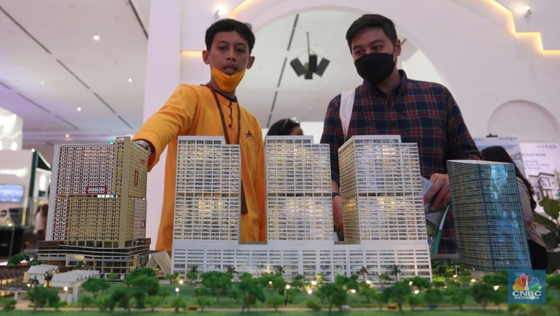 Pengunjung melihat maket apartemen pada pameran Indonesia Properti Expo 2022 di JCC, Senyaan,, Jakarta, Rabu (23/11/2022).  (CNBC Indonesia/Andrean Kristianto)