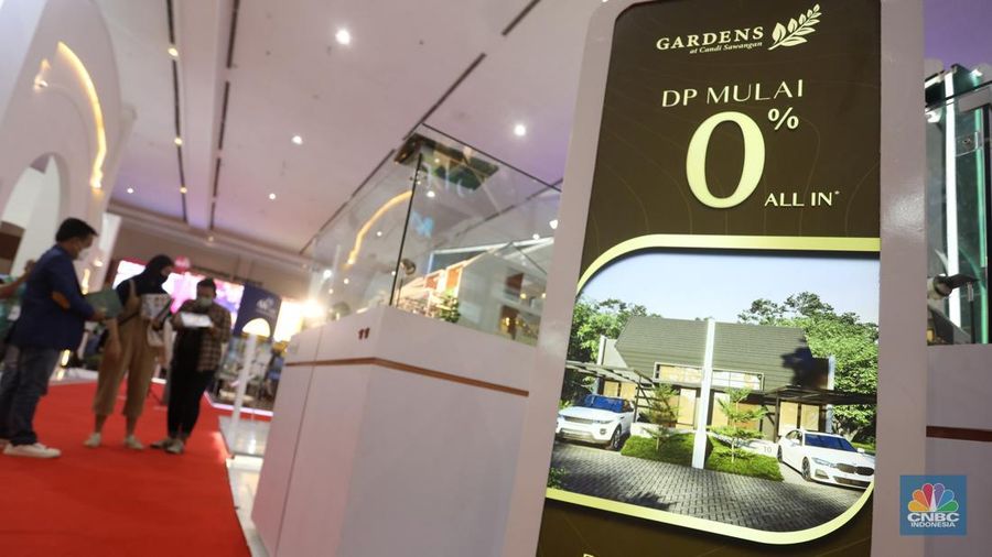 Pengunjung melihat maket apartemen pada pameran Indonesia Properti Expo 2022 di JCC, Senyaan,, Jakarta, Rabu (23/11/2022).  (CNBC Indonesia/Andrean Kristianto)