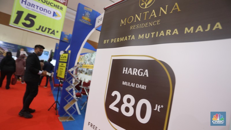 Pengunjung melihat maket apartemen pada pameran Indonesia Properti Expo 2022 di JCC, Senyaan,, Jakarta, Rabu (23/11/2022).  (CNBC Indonesia/Andrean Kristianto)