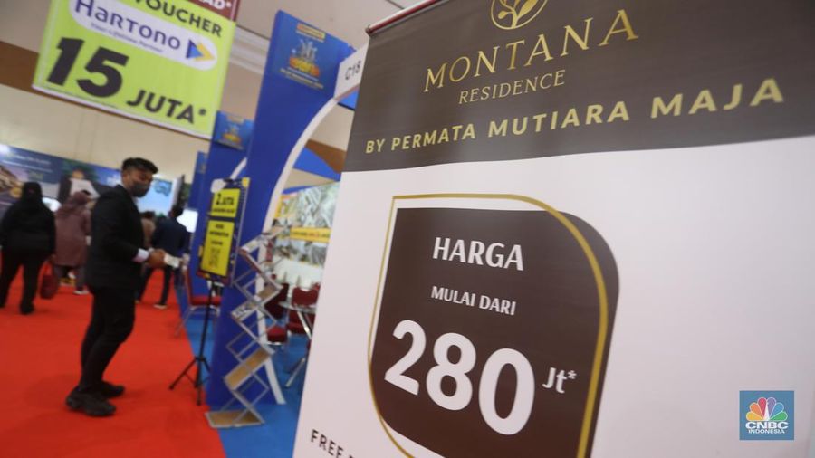 Pengunjung melihat maket apartemen pada pameran Indonesia Properti Expo 2022 di JCC, Senyaan,, Jakarta, Rabu (23/11/2022).  (CNBC Indonesia/Andrean Kristianto)