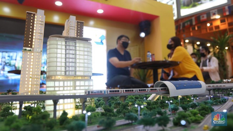 Pengunjung melihat maket apartemen pada pameran Indonesia Properti Expo 2022 di JCC, Senyaan,, Jakarta, Rabu (23/11/2022).  (CNBC Indonesia/Andrean Kristianto)
