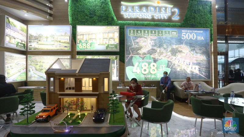 Pengunjung melihat maket apartemen pada pameran Indonesia Properti Expo 2022 di JCC, Senyaan,, Jakarta, Rabu (23/11/2022). Pengunjung melihat maket apartemen pada pameran Indonesia Properti Expo 2022 di JCC, Senyaan,, Jakarta, Rabu (23/11/2022). (CNBC Indonesia/Andrean Kristianto)
