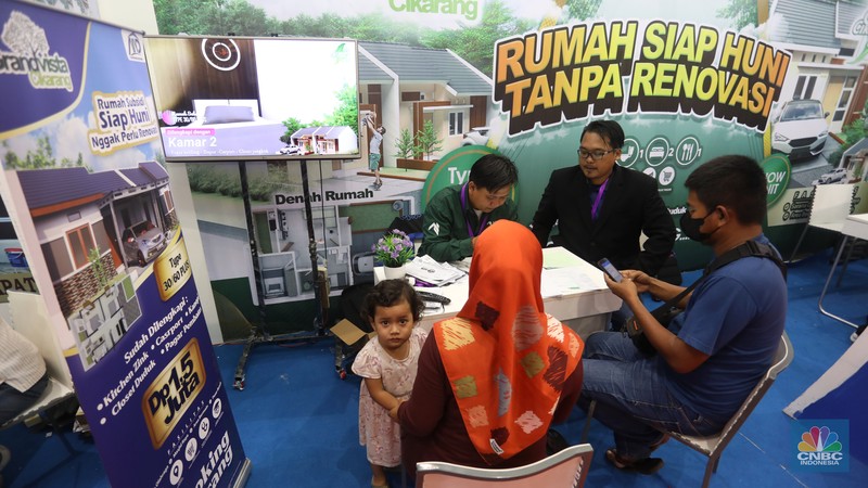 Pengunjung melihat maket apartemen pada pameran Indonesia Properti Expo 2022 di JCC, Senyaan,, Jakarta, Rabu (23/11/2022). Pengunjung melihat maket apartemen pada pameran Indonesia Properti Expo 2022 di JCC, Senyaan,, Jakarta, Rabu (23/11/2022). (CNBC Indonesia/Andrean Kristianto)
