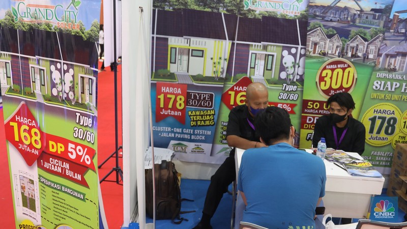 Pengunjung melihat maket apartemen pada pameran Indonesia Properti Expo 2022 di JCC, Senyaan,, Jakarta, Rabu (23/11/2022).  (CNBC Indonesia/Andrean Kristianto)