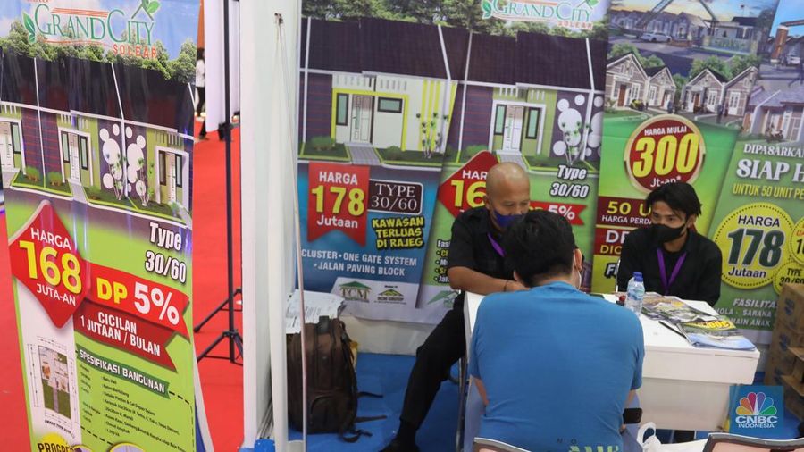 Pengunjung melihat maket apartemen pada pameran Indonesia Properti Expo 2022 di JCC, Senyaan,, Jakarta, Rabu (23/11/2022).  (CNBC Indonesia/Andrean Kristianto)