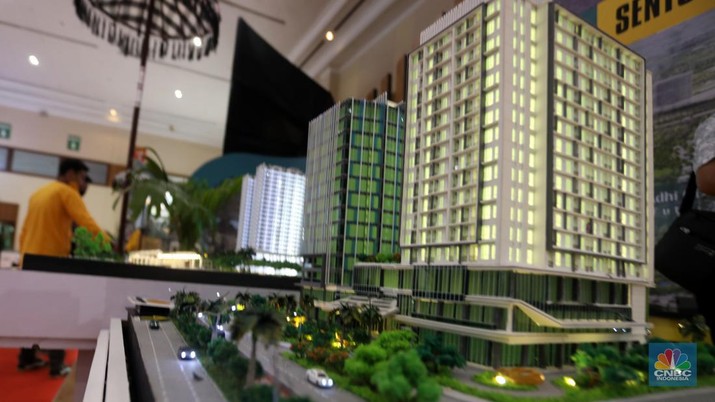 Pengunjung melihat maket apartemen pada pameran Indonesia Properti Expo 2022 di JCC, Senyaan,, Jakarta, Rabu (23/11/2022). Pengunjung melihat maket apartemen pada pameran Indonesia Properti Expo 2022 di JCC, Senyaan,, Jakarta, Rabu (23/11/2022). (CNBC Indonesia/Andrean Kristianto)