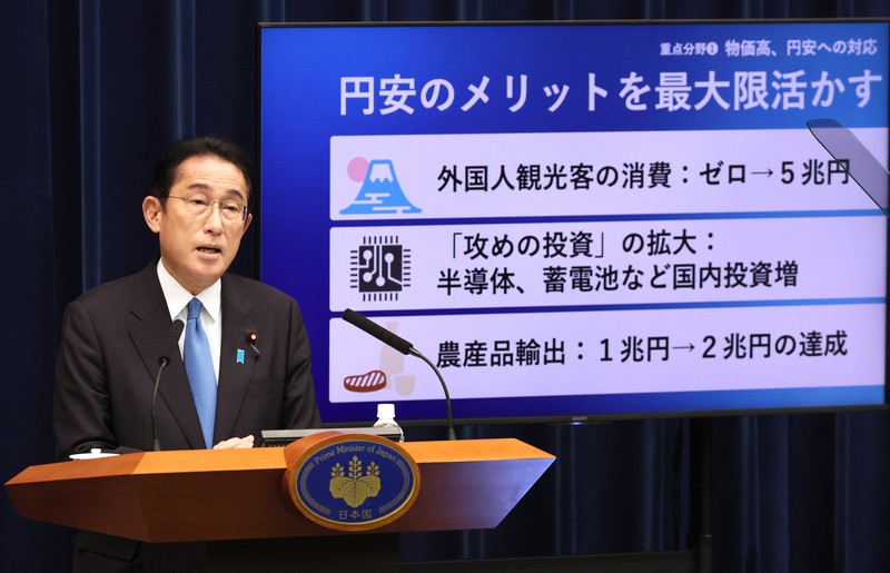 Perdana Menteri Jepang Fumio Kishida berbicara pada konferensi pers di kediaman resminya di Tokyo pada 28 Oktober 2022, untuk mengumumkan paket stimulus ekonomi baru. Jepang akan menghabiskan 260 miliar USD pada paket stimulus untuk melindungi ekonomi dari dampak inflasi dan melemahnya yen. (POOL/AFP via Getty Images/YOSHIKAZU TSUNO) Perdana Menteri Jepang Fumio Kishida berbicara pada konferensi pers di kediaman resminya di Tokyo pada 28 Oktober 2022, untuk mengumumkan paket stimulus ekonomi baru. Jepang akan menghabiskan 260 miliar USD pada paket stimulus untuk melindungi ekonomi dari dampak inflasi dan melemahnya yen. (POOL/AFP via Getty Images/YOSHIKAZU TSUNO)