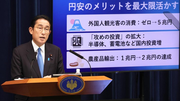 Perdana Menteri Jepang Fumio Kishida berbicara pada konferensi pers di kediaman resminya di Tokyo pada 28 Oktober 2022, untuk mengumumkan paket stimulus ekonomi baru. Jepang akan menghabiskan 260 miliar USD pada paket stimulus untuk melindungi ekonomi dari dampak inflasi dan melemahnya yen. (POOL/AFP via Getty Images/YOSHIKAZU TSUNO)