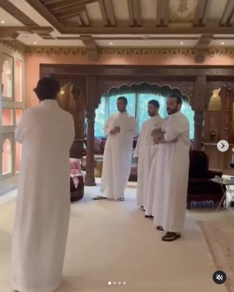 Pertandingan Piala Dunia antara Argentina Melawan Arab Saudi MBS bersujud Syukur atas kemenangan Arab 2-1 kemarin. (Instagram @mohammed_bin_salman_ksa)