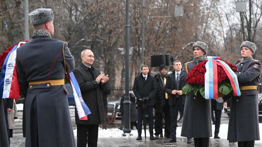 Presiden Kuba Miguel Diaz-Canel Bermudez dan Presiden Rusia Vladimir Putin berjabat tangan saat peresmian monumen untuk mendiang pemimpin Kuba Fidel Castro di Moskow pada (22/11/2022) waktu setempat. (via REUTERS/SPUTNIK)