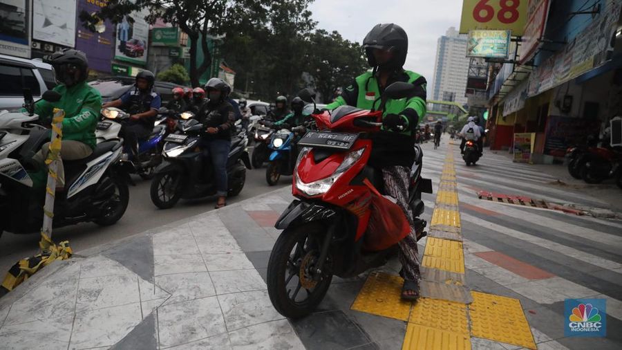 Proyek trotoar Jalan Margonda Raya baik yang ke arah Jakarta maupun sebaliknya. Secara garis besar kondisi trotoar sudah hampir tuntas tetapi lubang-lubang drainase tampak belum tertutup. (CNBC Indonesia/ Muhammad Sabki)