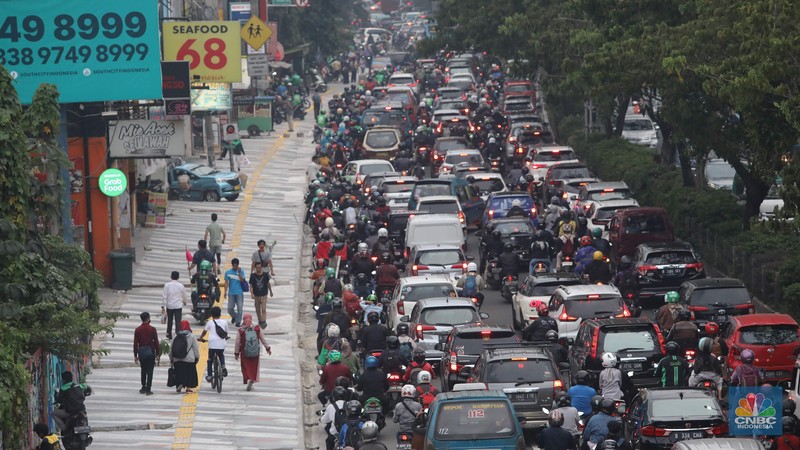 Proyek trotoar Jalan Margonda Raya baik yang ke arah Jakarta maupun sebaliknya. Secara garis besar kondisi trotoar sudah hampir tuntas tetapi lubang-lubang drainase tampak belum tertutup. Proyek trotoar Jalan Margonda Raya baik yang ke arah Jakarta maupun sebaliknya. Secara garis besar kondisi trotoar sudah hampir tuntas tetapi lubang-lubang drainase tampak belum tertutup. (CNBC Indonesia/ Muhammad Sabki)