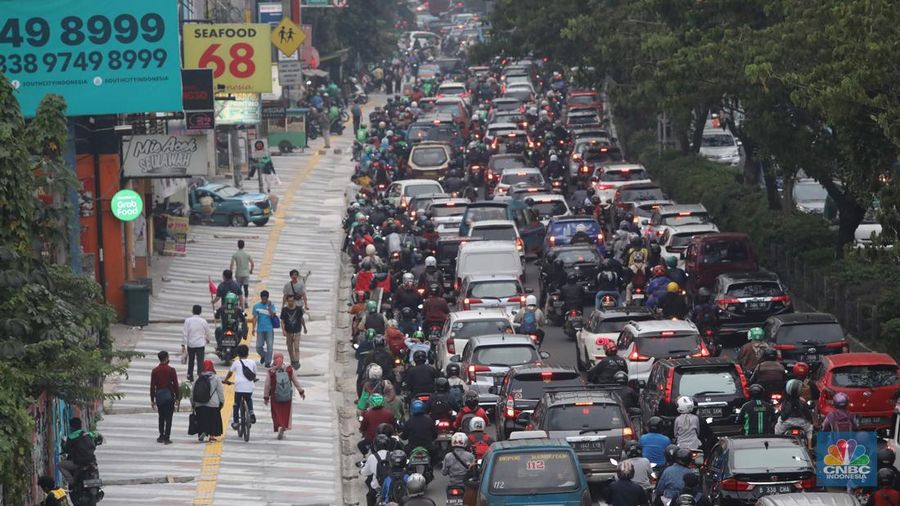 Proyek trotoar Jalan Margonda Raya baik yang ke arah Jakarta maupun sebaliknya. Secara garis besar kondisi trotoar sudah hampir tuntas tetapi lubang-lubang drainase tampak belum tertutup. (CNBC Indonesia/ Muhammad Sabki)