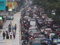 Penampakan 'Jalanan Neraka' di Depok, Mobil Bak Ikan Pepes