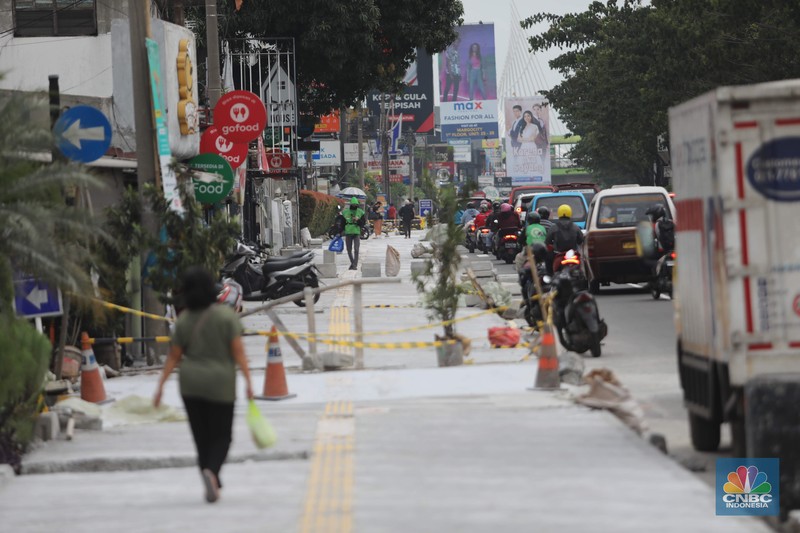 Proyek trotoar Jalan Margonda Raya baik yang ke arah Jakarta maupun sebaliknya. Secara garis besar kondisi trotoar sudah hampir tuntas tetapi lubang-lubang drainase tampak belum tertutup. (CNBC Indonesia/ Muhammad Sabki)