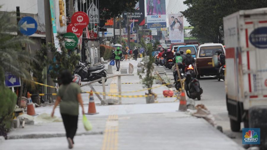 Proyek trotoar Jalan Margonda Raya baik yang ke arah Jakarta maupun sebaliknya. Secara garis besar kondisi trotoar sudah hampir tuntas tetapi lubang-lubang drainase tampak belum tertutup. (CNBC Indonesia/ Muhammad Sabki)