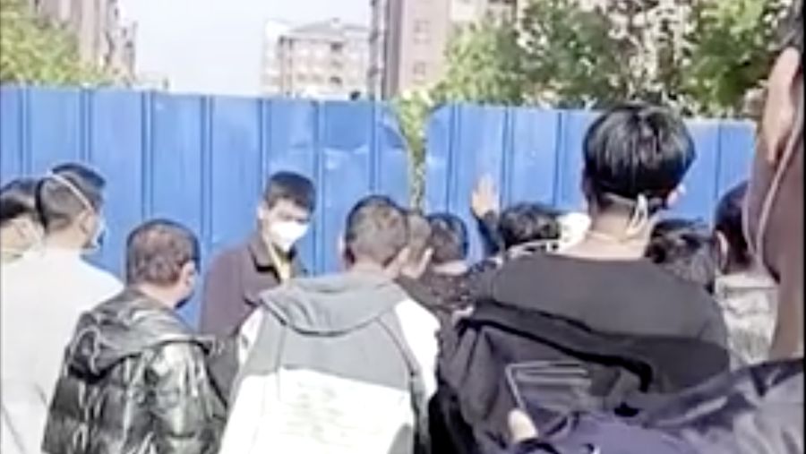 Ratusan pekerja bergabung dalam protes di pabrik iPhone 2317.TW andalan Foxconn di China, dengan beberapa pria menghancurkan kamera pengintai dan jendela, rekaman yang diunggah di media sosial menunjukkan. (Tangkapan Layar Video Reuters)