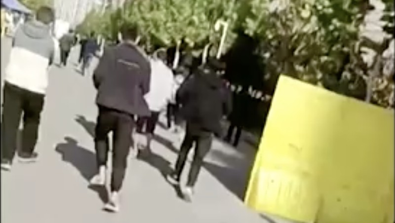 Ratusan pekerja bergabung dalam protes di pabrik iPhone 2317.TW andalan Foxconn di China, dengan beberapa pria menghancurkan kamera pengintai dan jendela, rekaman yang diunggah di media sosial menunjukkan. (Tangkapan Layar Video Reuters)