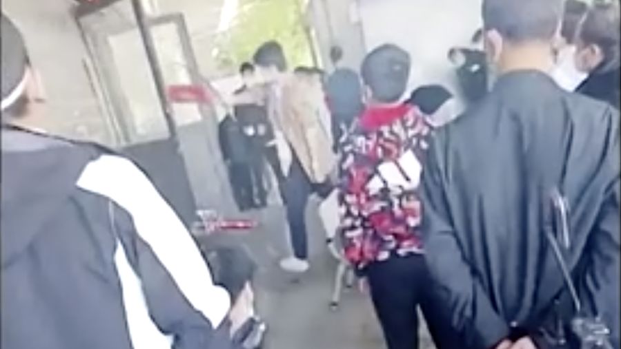 Ratusan pekerja bergabung dalam protes di pabrik iPhone 2317.TW andalan Foxconn di China, dengan beberapa pria menghancurkan kamera pengintai dan jendela, rekaman yang diunggah di media sosial menunjukkan. (Tangkapan Layar Video Reuters)