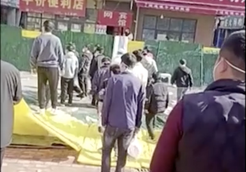 Ratusan pekerja bergabung dalam protes di pabrik iPhone 2317.TW andalan Foxconn di China, dengan beberapa pria menghancurkan kamera pengintai dan jendela, rekaman yang diunggah di media sosial menunjukkan. (Tangkapan Layar Video Reuters) Ratusan pekerja bergabung dalam protes di pabrik iPhone 2317.TW andalan Foxconn di China, dengan beberapa pria menghancurkan kamera pengintai dan jendela, rekaman yang diunggah di media sosial menunjukkan. (Tangkapan Layar Video Reuters)
