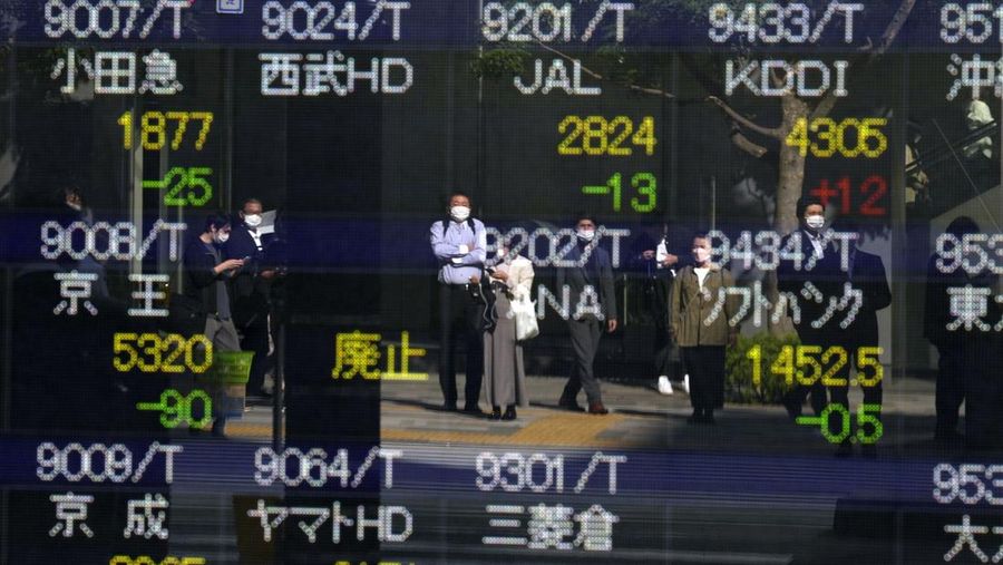 Perdana Menteri Jepang Fumio Kishida berbicara pada konferensi pers di kediaman resminya di Tokyo pada 28 Oktober 2022, untuk mengumumkan paket stimulus ekonomi baru. Jepang akan menghabiskan 260 miliar USD pada paket stimulus untuk melindungi ekonomi dari dampak inflasi dan melemahnya yen. (POOL/AFP via Getty Images/YOSHIKAZU TSUNO)