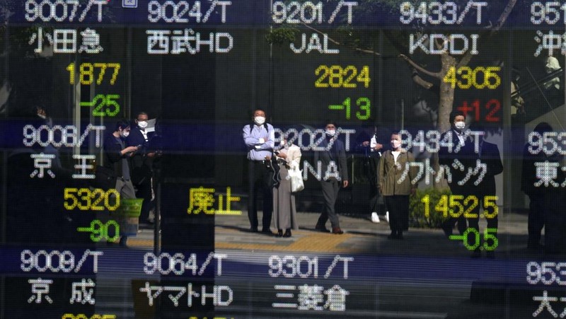 Perdana Menteri Jepang Fumio Kishida berbicara pada konferensi pers di kediaman resminya di Tokyo pada 28 Oktober 2022, untuk mengumumkan paket stimulus ekonomi baru. Jepang akan menghabiskan 260 miliar USD pada paket stimulus untuk melindungi ekonomi dari dampak inflasi dan melemahnya yen. (POOL/AFP via Getty Images/YOSHIKAZU TSUNO)
