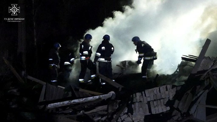 Rescuers work at the site of a maternity ward of a hospital destroyed by a Russian missile attack, as their attack on Ukraine continues, in Vilniansk, Zaporizhzhia region, Ukraine November 23, 2022 in this still image from video.  State Emergency Service of Ukraine/Handout via REUTERS    ATTENTION EDITORS -  THIS IMAGE HAS BEEN SUPPLIED BY A THIRD PARTY. MANDATORY CREDIT.