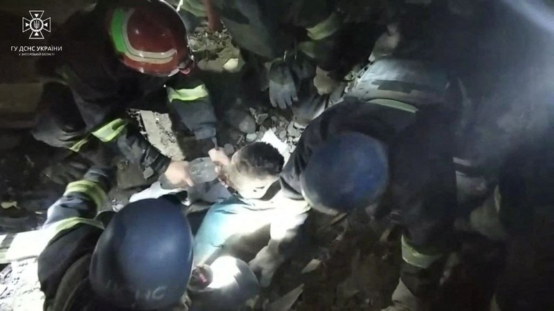 Serangan Rudal dari Rusia menghantam Rumah Sakit bersalin di Ukraina. Rescuers work at the site of a maternity ward of a hospital destroyed by a Russian missile attack, as their attack on Ukraine continues, in Vilniansk, Zaporizhzhia region, Ukraine November 23, 2022 in this still image from video. State Emergency Service of Ukraine/Handout via REUTERS ATTENTION EDITORS - THIS IMAGE HAS BEEN SUPPLIED BY A THIRD PARTY. MANDATORY CREDIT.
