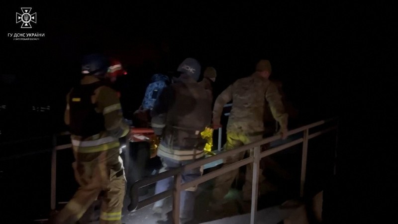 Serangan Rudal dari Rusia menghantam Rumah Sakit bersalin di Ukraina. Rescuers work at the site of a maternity ward of a hospital destroyed by a Russian missile attack, as their attack on Ukraine continues, in Vilniansk, Zaporizhzhia region, Ukraine November 23, 2022 in this still image from video. State Emergency Service of Ukraine/Handout via REUTERS ATTENTION EDITORS - THIS IMAGE HAS BEEN SUPPLIED BY A THIRD PARTY. MANDATORY CREDIT.