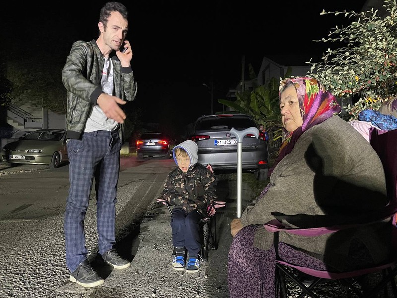 Suasana gempa berkekuatan 5,9 mengguncang provinsi Duzce, Turki barat pada (23/11/2022) waktu setempat. (Omer Urer/Anadolu Agency via Getty Images)