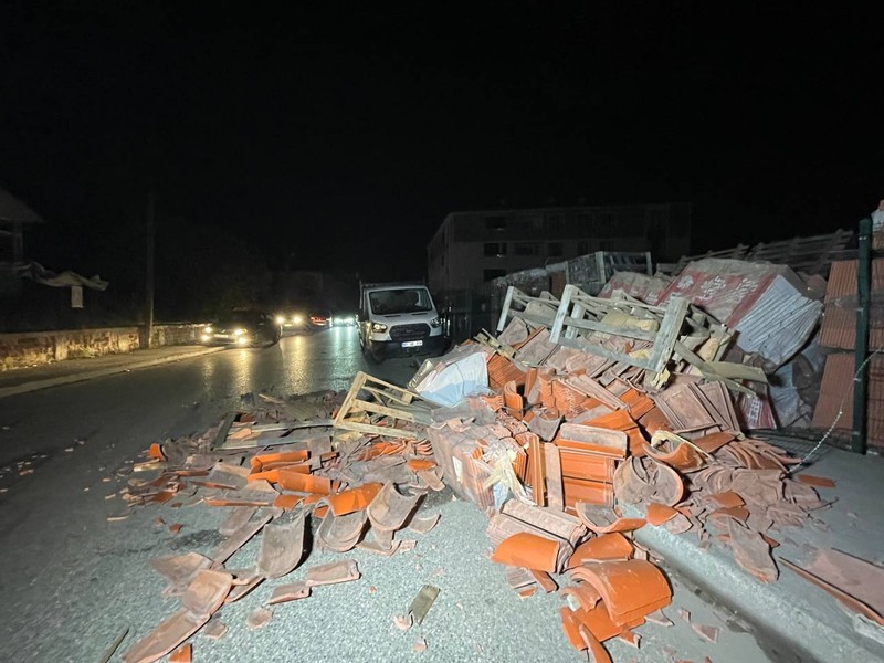 Suasana gempa berkekuatan 5,9 mengguncang provinsi Duzce, Turki barat pada (23/11/2022) waktu setempat. (Omer Urer/Anadolu Agency via Getty Images)