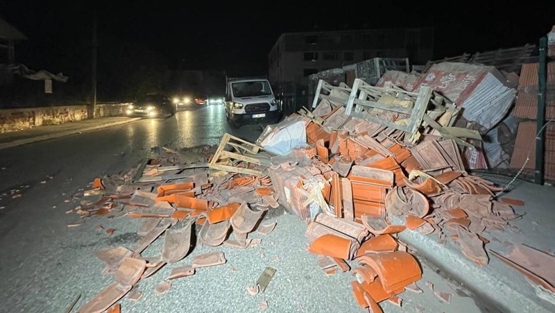 Suasana gempa berkekuatan 5,9 mengguncang provinsi Duzce, Turki barat pada (23/11/2022) waktu setempat. (Omer Urer/Anadolu Agency via Getty Images)