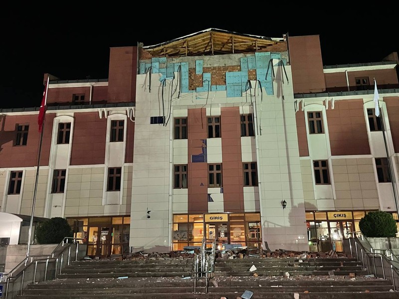 Suasana gempa berkekuatan 5,9 mengguncang provinsi Duzce, Turki barat pada (23/11/2022) waktu setempat. (Omer Urer/Anadolu Agency via Getty Images)